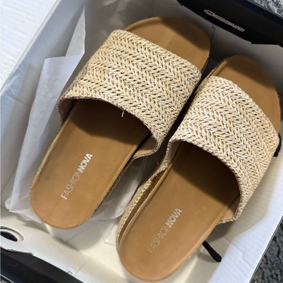 Fashion Nova Tan Platform Slides | Size 5.5 - Picture 2 of 3